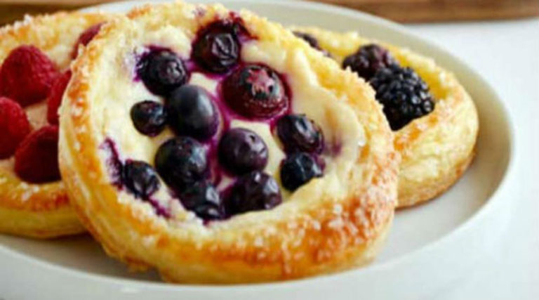 Невероятно вкусная и очень легкая в приготовлении выпечка: Cлоеные тарталетки с творогом и ягодами