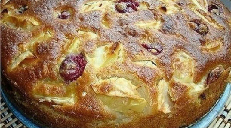 Шарлотка яблочная с вишней: Такую вкусную мало кто пробовал
