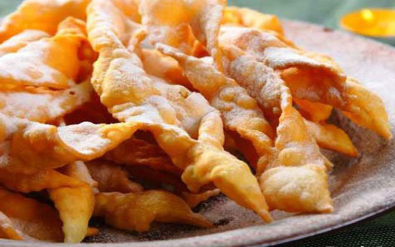 Вкусный, хрустящий и бюджетный — это хворост на кефире