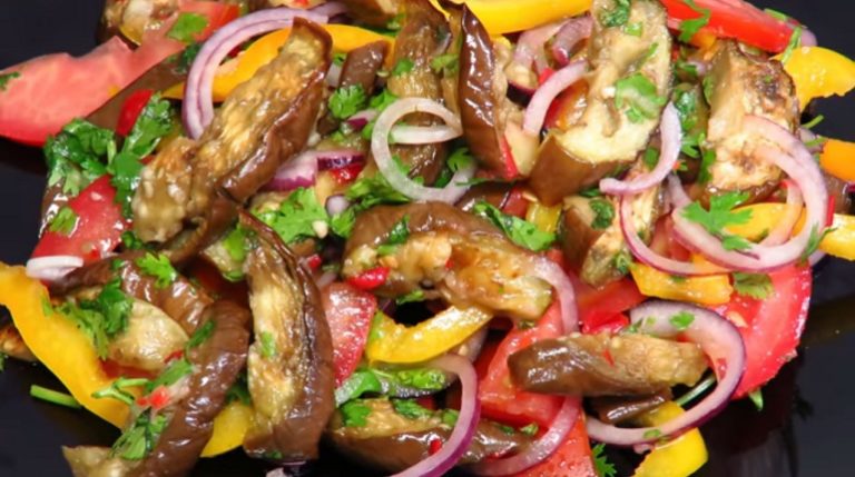 Восхитительный салат из баклажанов: простой, полезный и вкусный