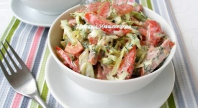 Освежающий салат с копченой колбасой и огурцами