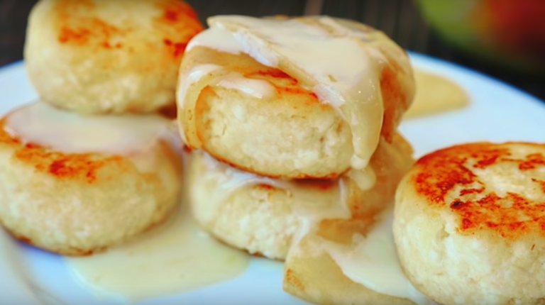 Очень вкусные и необычные сырники: готовим к завтраку