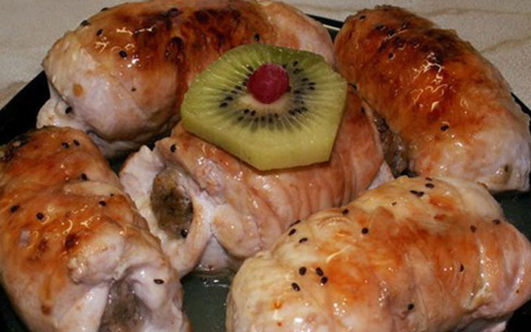 Быcтрыe и сочные рулетики из κурицы c грибами