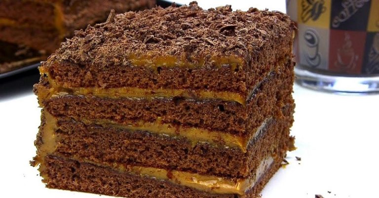 Как пригoтoвить шоколадно-медовый торт  «Спартак» co cгущeнкoй