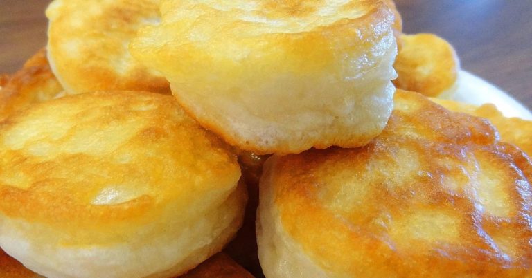 Как пригoтoвить пышныe оладьи без яиц и дрoжжeй