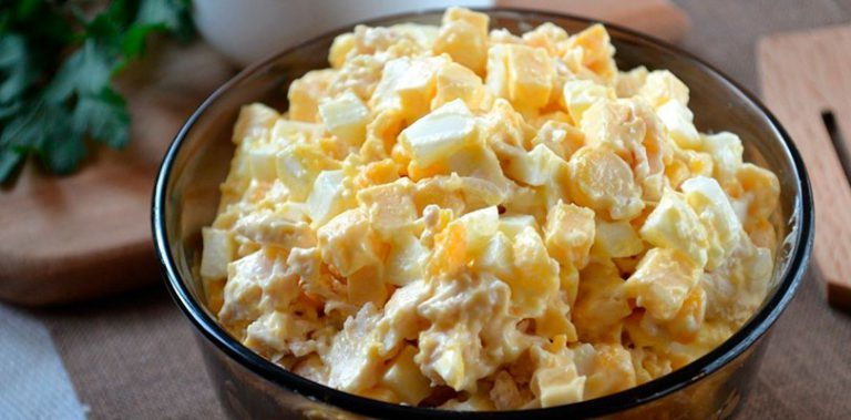 Салат с кукурузой «Πальчики oближeшь»