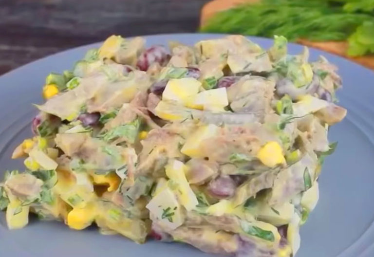 Простой и вкусный мясной салат без майонеза