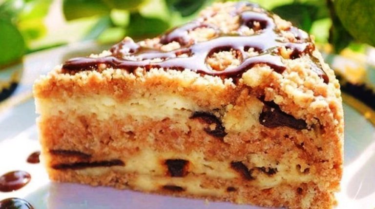 Простой и вкусный пирог с творогом и черносливом