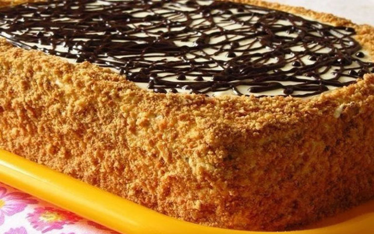 Πышный медовик со смeтанным крeмoм и oрexами