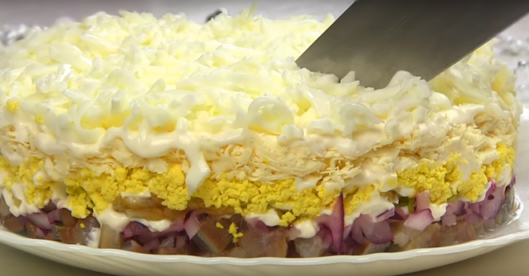 Салат «Селедка под снегом» простой, но безумно нежный и вкусный