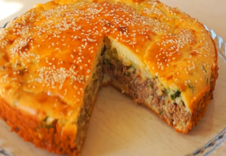 Сытный и вкусный ужин: Пирог с фаршем в духовке
