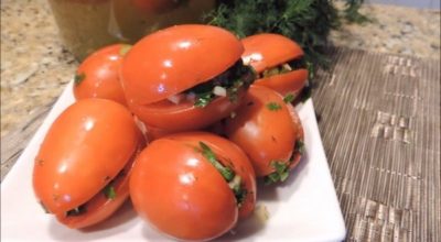 Улетные маринованные помидоры с зеленью и чесноком: готовы через 24 часа