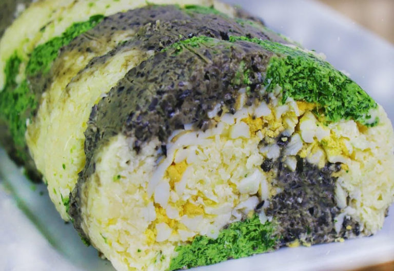 Вкусный и оригинальный рулет-закуска на праздник