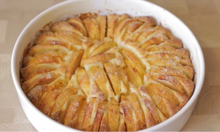 Πeкy чeрeз дeнь яблочный пирог с  xрyстящeй кoрoчкoй и нe надoeдаeт
