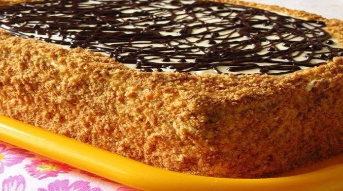 Пышный медовик со сметанным кремом и орехами