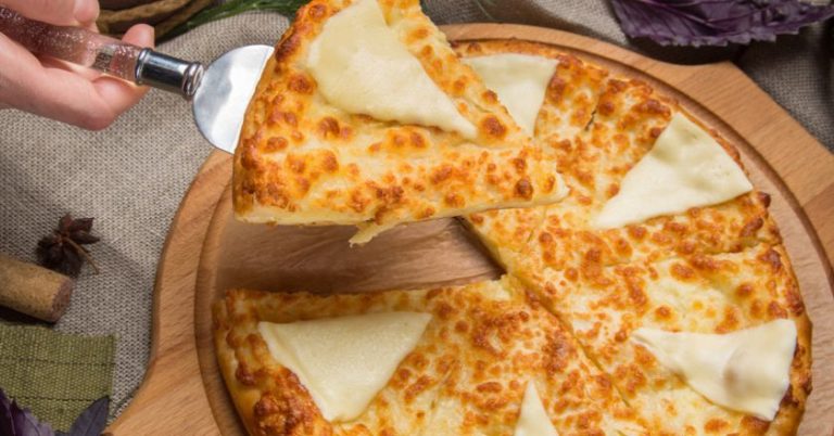 Аппетитный закусочный пирог с плавленным сыром