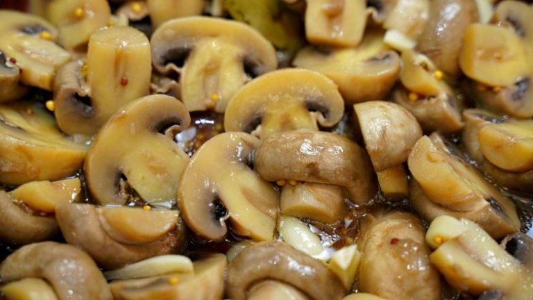 Маринованные шампиньоны — быстро, вкусно и в 2 раза дешевле, чем в магазине