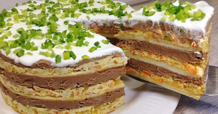 Многослойный закусочный торт, который любой стол сможет сделать праздничным