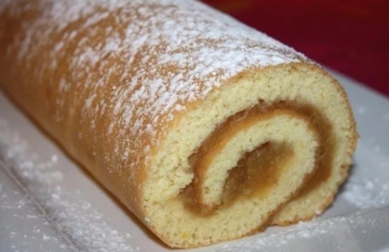 Очень вкусный и быстрый бисквитный рулет к чаю
