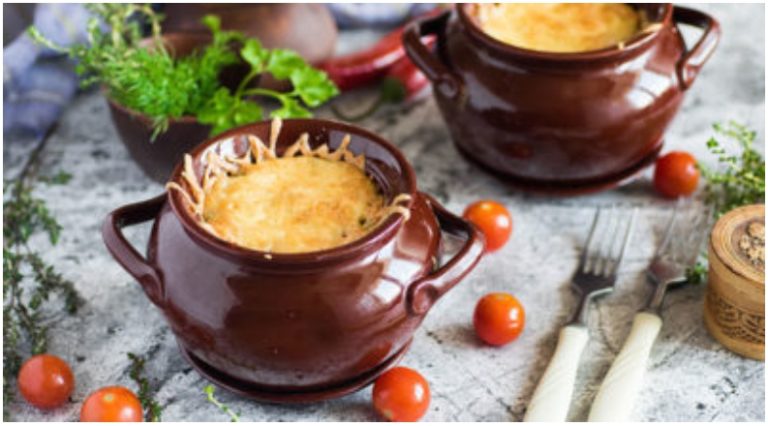 Потрясающая картофельная бабка с мясом в горшочках