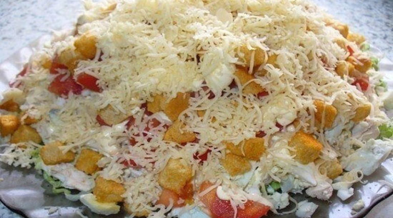 Салат с курицей, сыром и сухариками: Получился очень вкусным и сытным