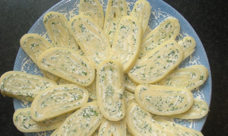 Сырные рулетики с творогом и зеленью
