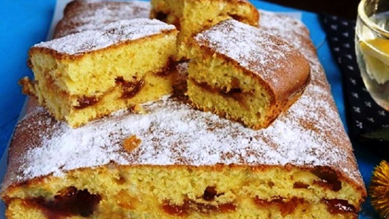 Воздушный пирог на скорую руку: безумно вкусный и не стыдно к праздничному столу поставить