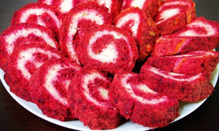 Закуска на праздник-красный рулет с сыром