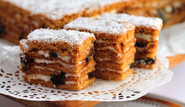 Медовик с черносливом и орехами в домашних условиях