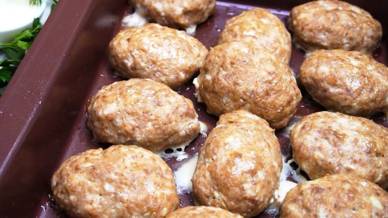 Мясные котлеты с творогом в приятном сметанном соусе