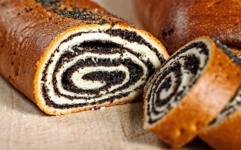Рулет с маком или орехами – лучший рецепт домашней выпечки