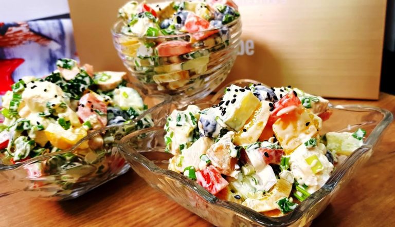 Салат из курицы, сладкого перца, сыра фета, огурцов и помидор