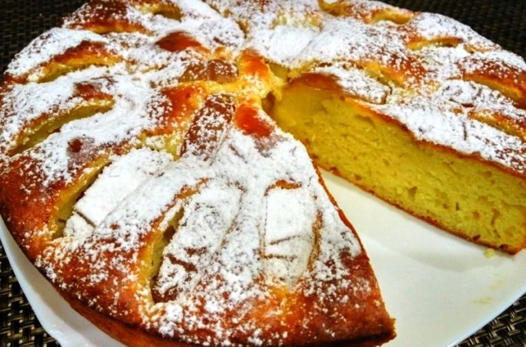 Шарлотка с творогом и яблоками