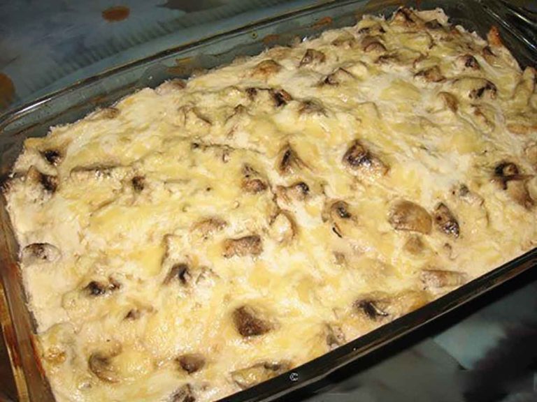 Шикарная куриная запеканка с грибочками под сырным соусом