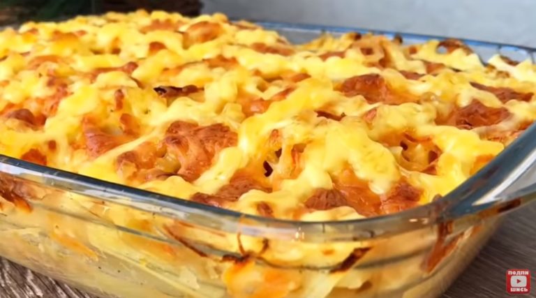 Сытная запеканка из картофеля, куриных бедрышек и сыра