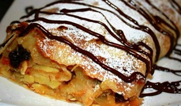 Вкуснейший венский штрудель из хрупкого теста и большого количества яблочной начинки с изюмом