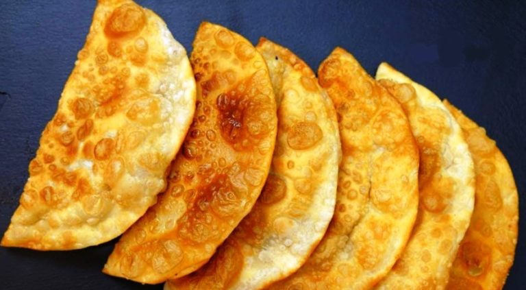 Вкусный рецепт теста на чебуреки. Сочные, пузырчатые и хрустящие