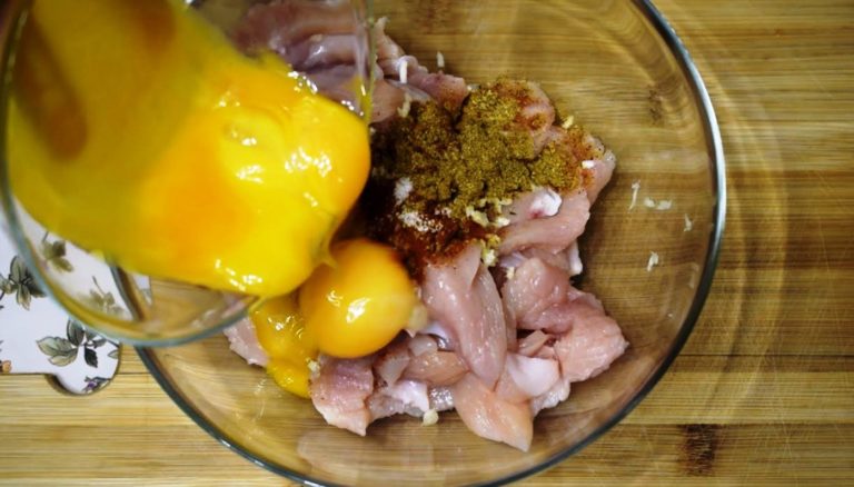 Заливаю яйцами куриную грудку и получаю нежную закуску. Лучшая закуска для просмотра фильма