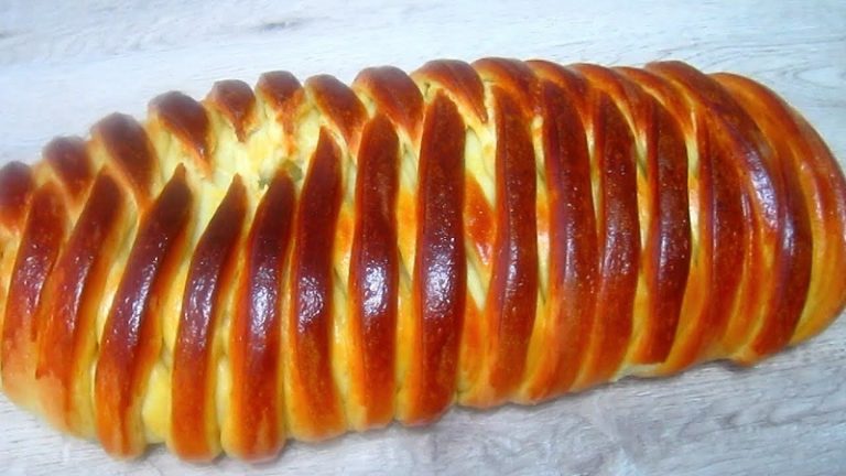 Плетенка с яблоками и изюмом