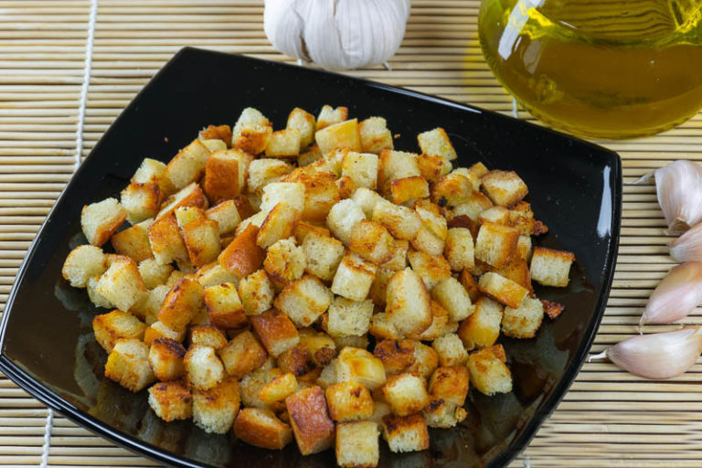 Самые хрустящие чесночные сухари для салатов и супов – 2 вкусных и простых рецепта