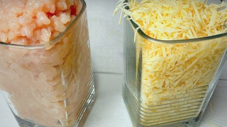 СТАКАН ФАРША И СТАКАН СЫРА: СМЕШИВАЕМ В МИНУТЫ И СЫРНЫЙ РУЛЕТ ГОТОВ