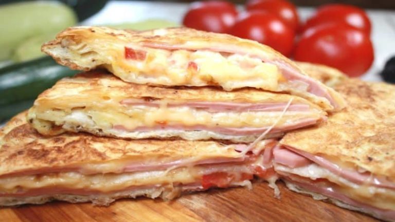 Вкусный завтрак из лаваша и колбасы за 10 минут – все сложили в сковороду и забыли