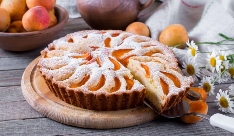 Пирог с абрикосами на кефире