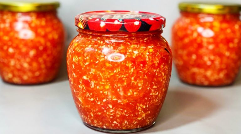 Такую аджику готова есть тоннами. Сырая аджика с хреном и чесноком