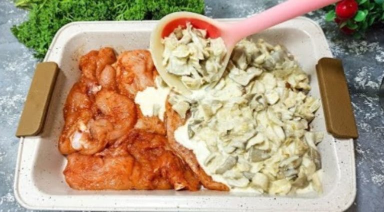 Выкладываю все на куриное филе и в духовку. Ужин просто незабываемый
