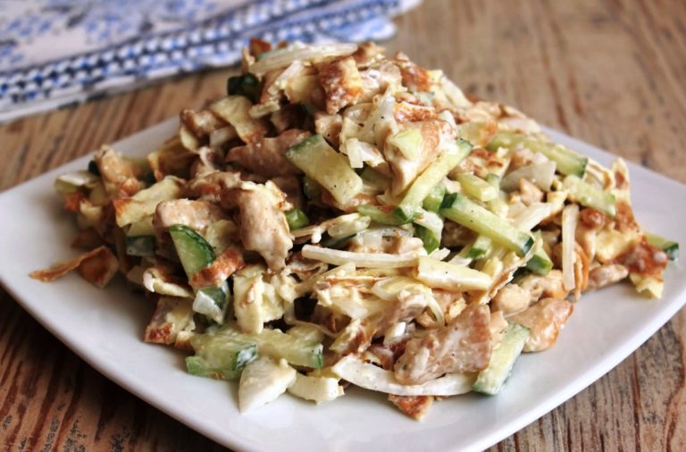 Попробовала в гостях новый салат с курицей: теперь буду готовить на каждый праздник