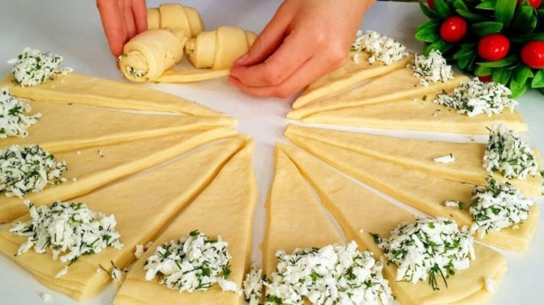 Потрясающий рецепт соленых рогаликов с сырной начинкой