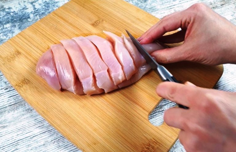 Просто делаю надрез на куриной грудке и получается очень сочно и вкусно