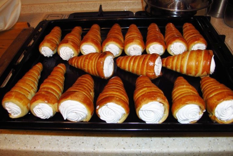 Рецепт из СССР: слоеные трубочки с посыпкой и белковым кремом