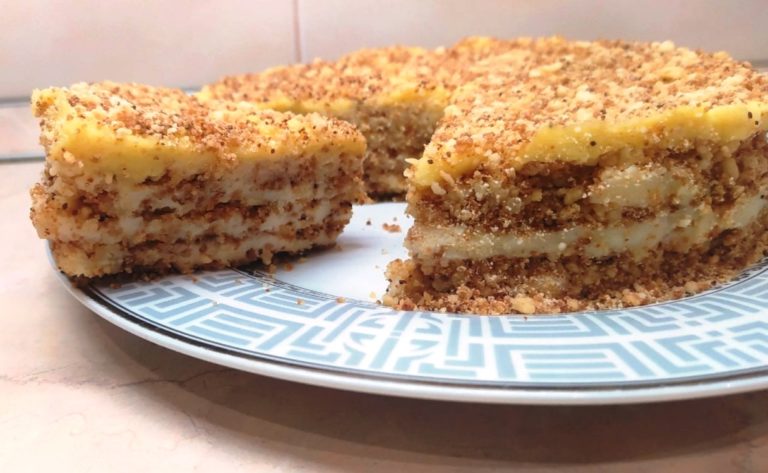 Вкусный и быстрый торт, почти из ничего. Восхищает своей нежностью
